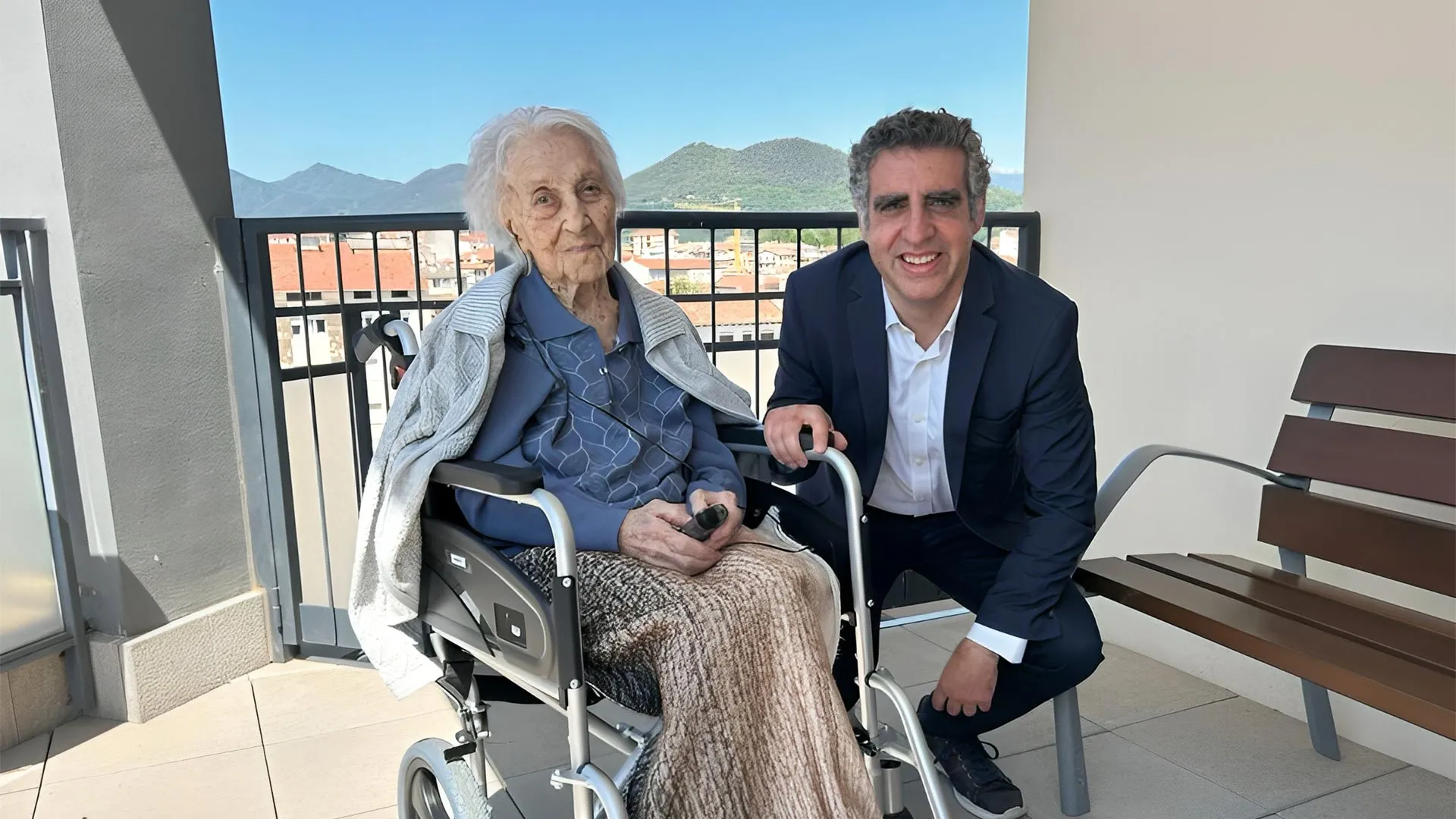 Photo of Maria Branyas with researcher Manel Esteller