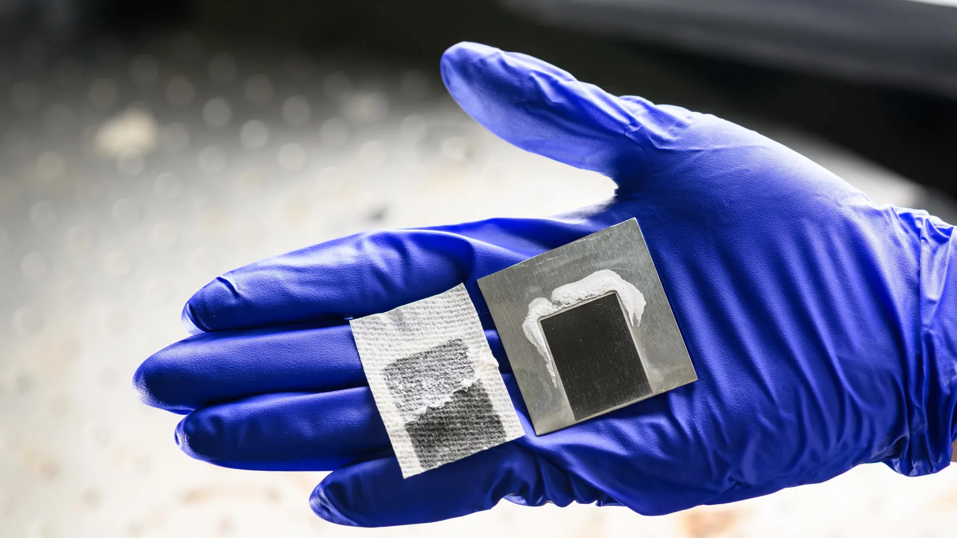 Solar desalination device with laser-etched superwicking surface