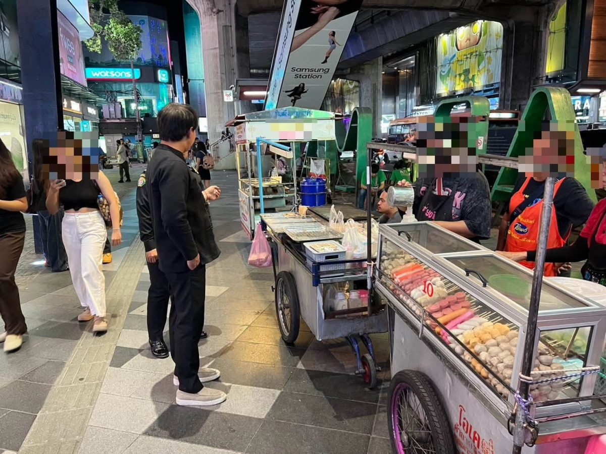 Pathum Wan District officials managing street vendor clearance in Siam Square