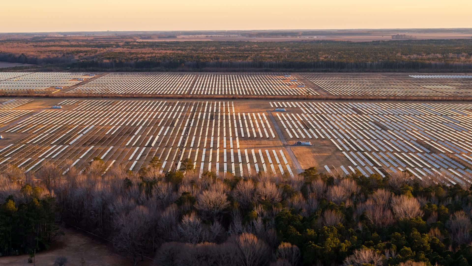U.S. clean energy capacity growth showing solar and wind installations