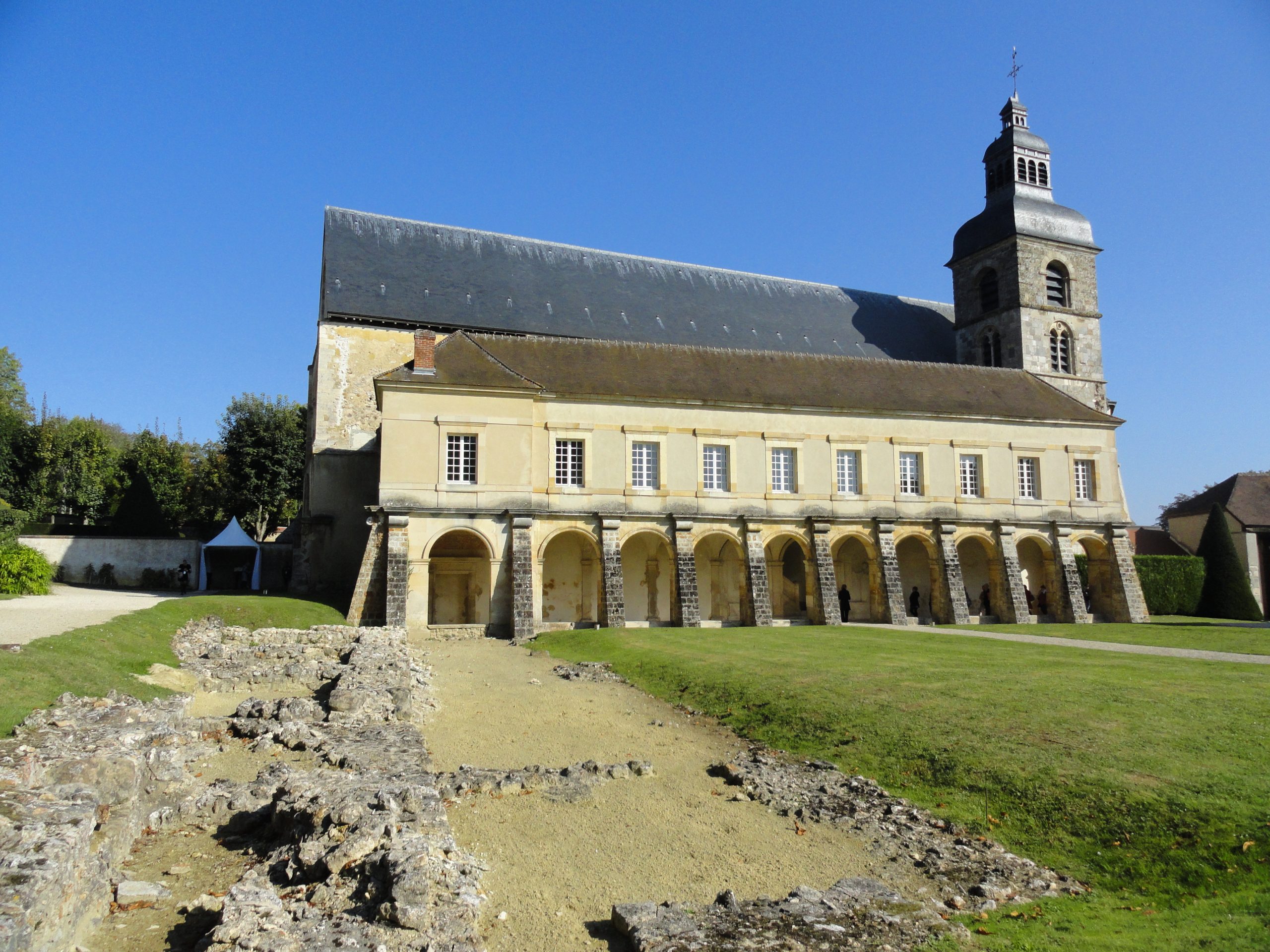 Vestiges of the Abbey of Hautvillers, illustrating the historical context of the 2026 vintage comparison