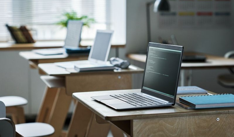 Scholarly debate on AI in schools