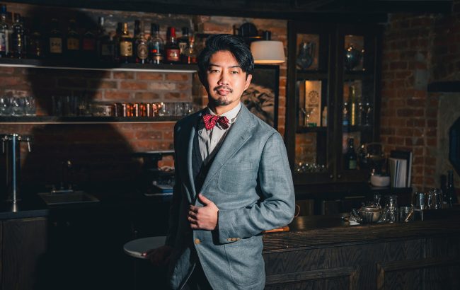 Takuma Watanabe holding the Altos Bartenders' Bartender Award