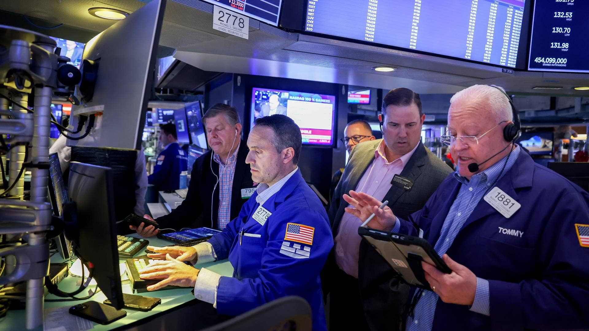 Dow hits new high, S&P 500 extends streak to 8 weeks