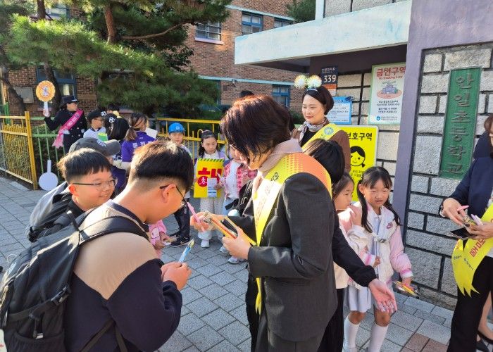 안일초등학교 교통안전 캠페인 현장
