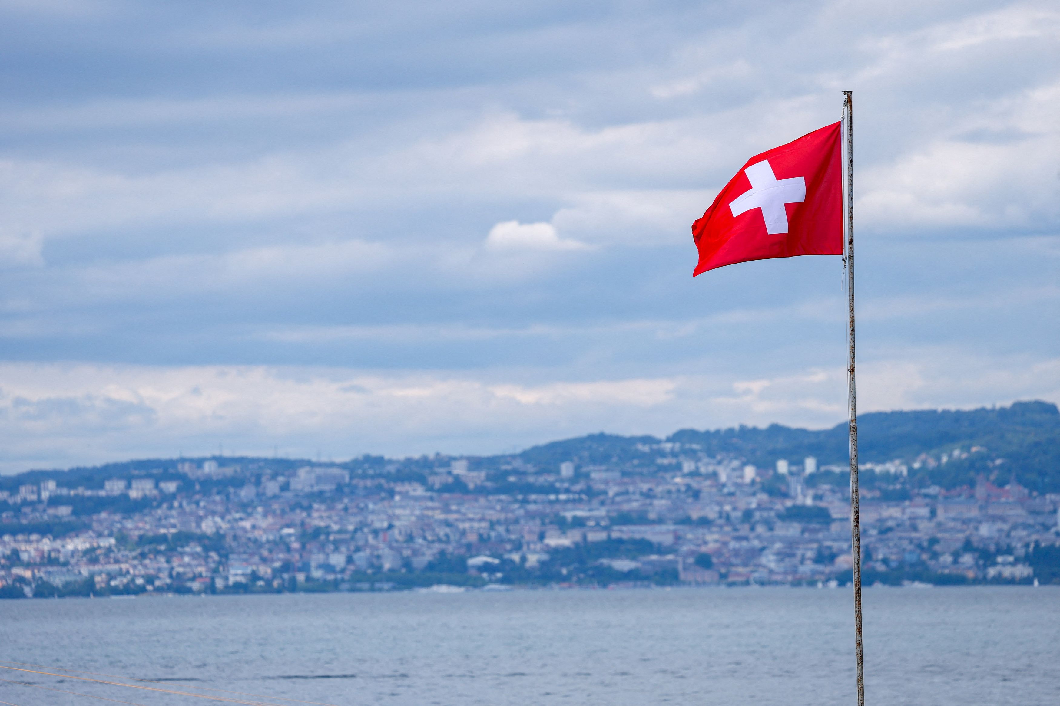 Swiss flag imagery used in international coverage of Sunday's neutrality vote