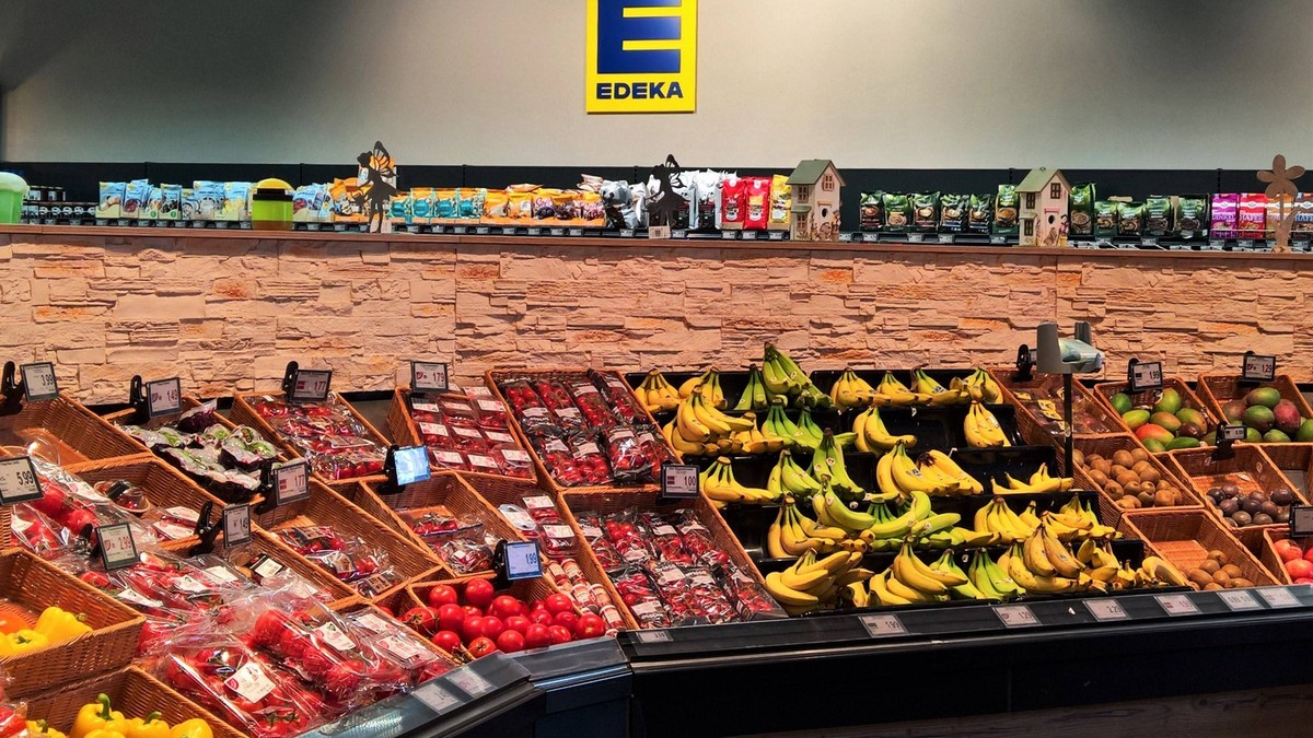 German consumer article thumbnail about greenwashing law and supermarket shelves