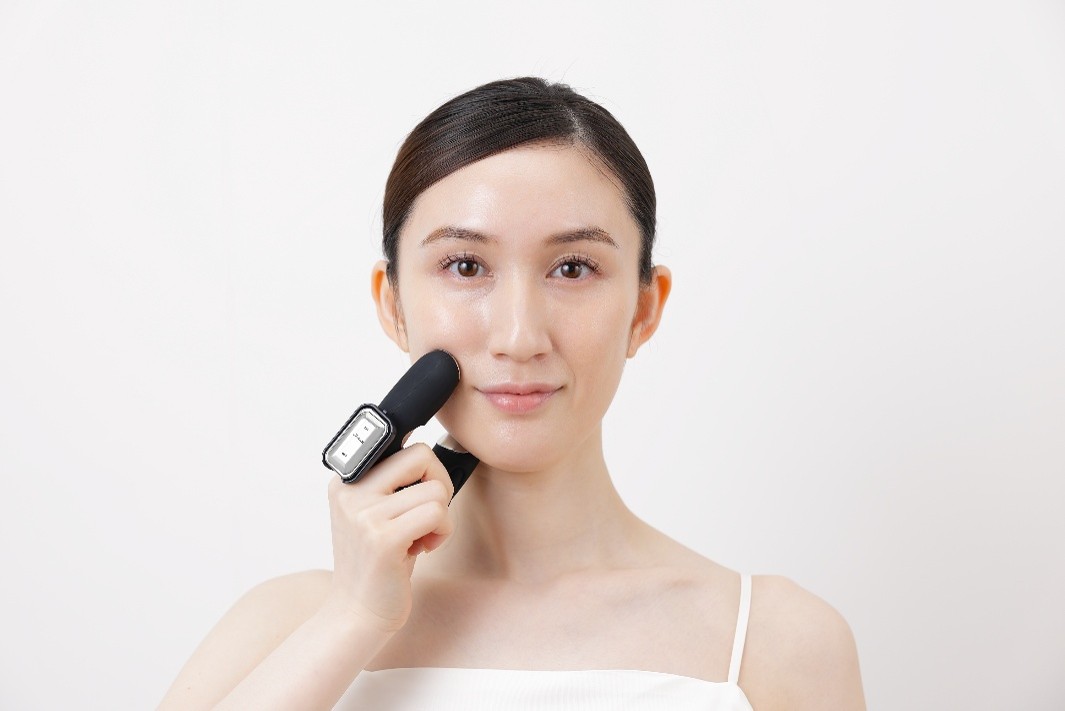 YA-MAN Finger Liftouch device