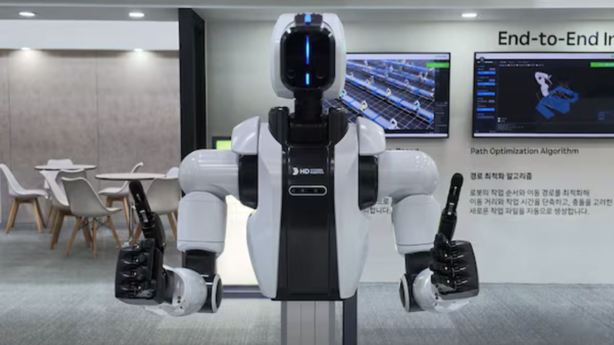 HD Hyundai Robotics dual-arm robot at FIX 2026